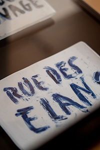 Peuples, Rue des élans et Rue du sauvage, porcelaine émaillée, 2025, Emmanuel Aragon