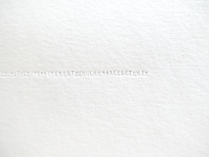 est-ce vulnérable se tenir, lesecret (détail), Emmanuel Aragon, gravure aux lettres à frapper sur ppaier chiffon, 2025, chapelle saint-jacques centre d'art contemporain, saint-gaudens, résidence