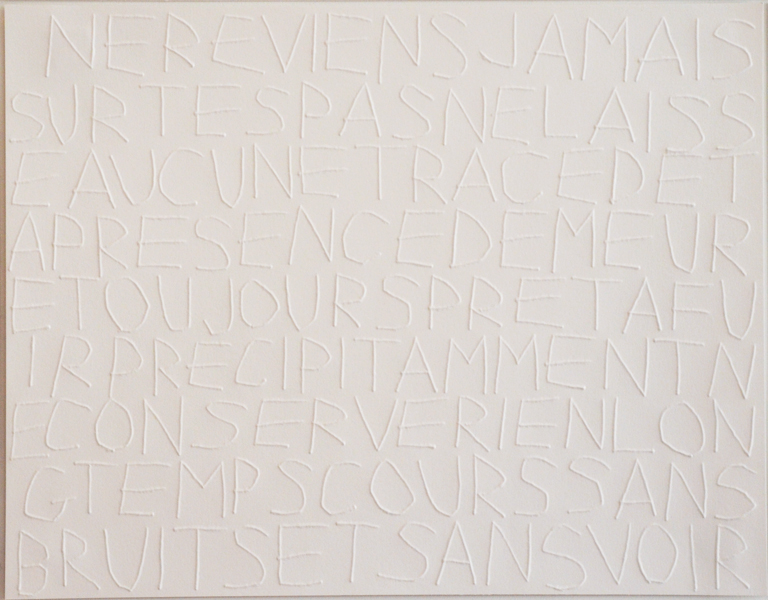 Dans ta peau, série de 74 dessins, embossage sur papier chiffon, 2010, Emmanuel Aragon, vue de l'exposition à la librairie Marbot, Périgueux, dans le cadre du festival Expoésie 2013, photographie 1 Emmanuel Aragon
