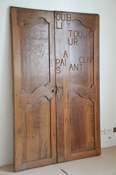 À la frange de la déception et de la fidélité, installation, porte d'armoire ancienne, texte gravé, Emmanuel Aragon, 2013