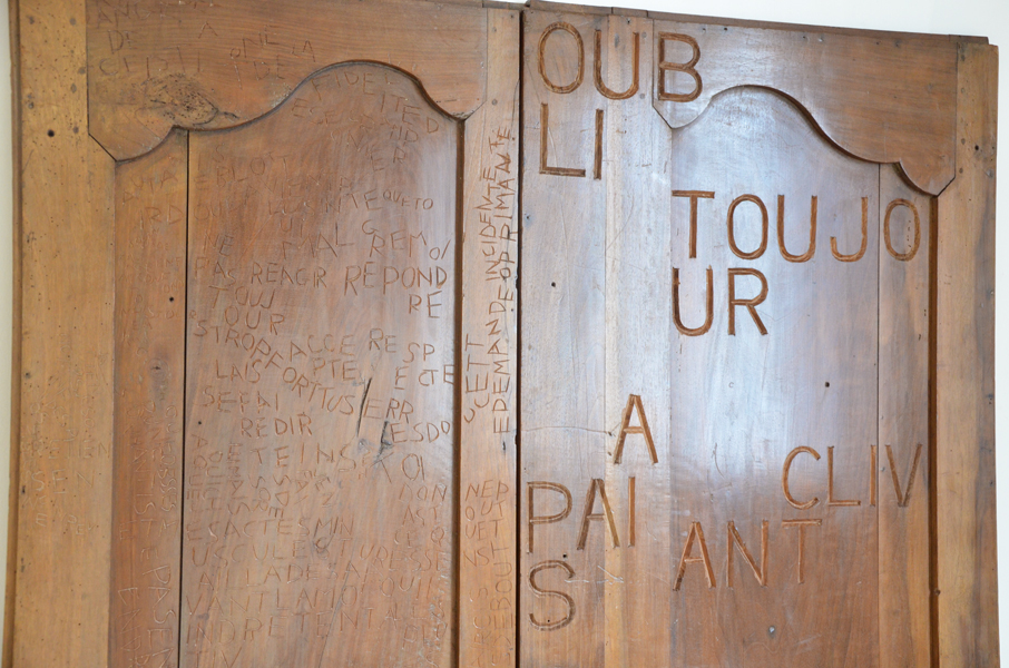 À la frange de la déception et de la fidélité, installation, porte d'armoire ancienne, texte gravé, Emmanuel Aragon, 2013