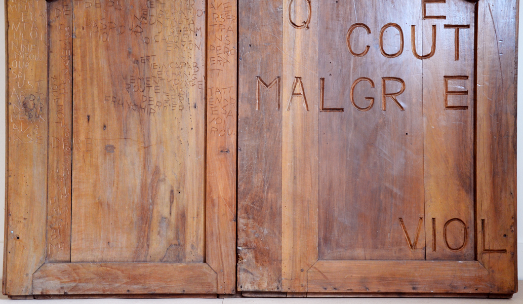 À la frange de la déception et de la fidélité, installation, porte d'armoire ancienne, texte gravé, Emmanuel Aragon, 2013