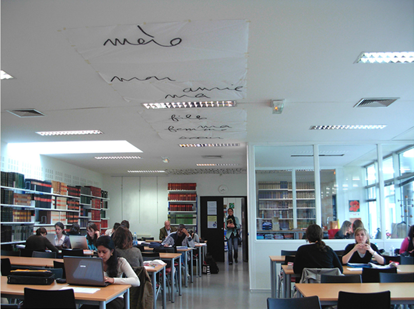 Abandonne peu à peu, installation in situ, charbon sur papier de soie, dimensions variables, exposition dans la bibliothèque de droit privé, université BordeauxIV, exposition universités-univers liés, Emmanuel ARAGON, 2008