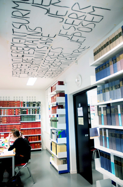 Abandonne peu à peu, installation in situ, charbon sur papier de soie, dimensions variables, exposition dans la bibliothèque de droit privé, université BordeauxIV, exposition universités-univers liés, Emmanuel ARAGON, 2008