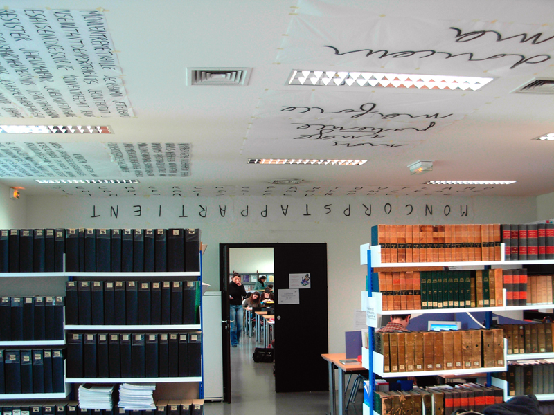 Abandonne peu à peu, installation in situ, charbon sur papier de soie, dimensions variables, exposition dans la bibliothèque de droit privé, université BordeauxIV, exposition universités-univers liés, Emmanuel ARAGON, 2008