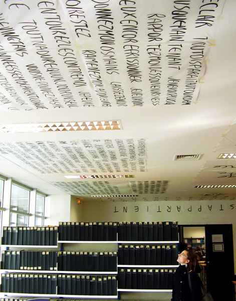 Abandonne peu à peu, installation in situ, charbon sur papier de soie, dimensions variables, exposition dans la bibliothèque de droit privé, université BordeauxIV, exposition universités-univers liés, Emmanuel ARAGON, 2008
