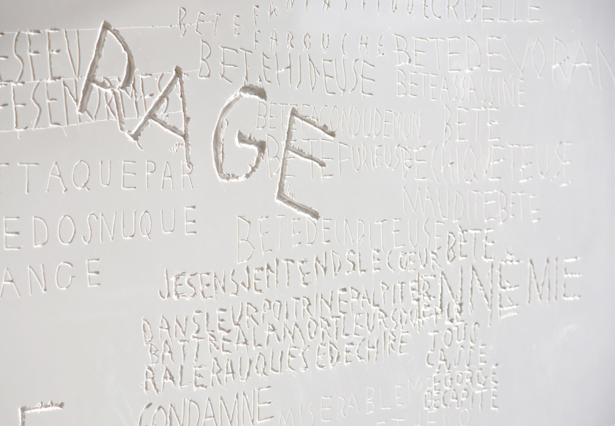 Ai-je eu peur, Emmanuel Aragon, gravure sur Corian, exposition aux Archives Bordeaux Métropole, Photo Bernard Rakotomanga, 2017
