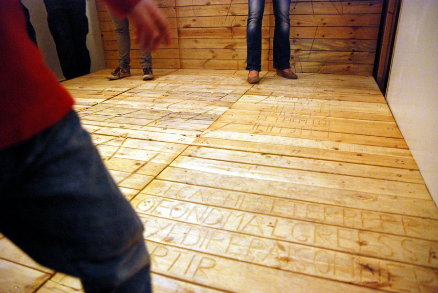 Ça va, ça va, installation, 24 palettes de transport gravées de texte, photographie Denis Thomas / AdensI, vue de l'installation in situ lors de l'exposition Sous la tente, Bordeaux, mars 2012, Emmanuel ARAGON