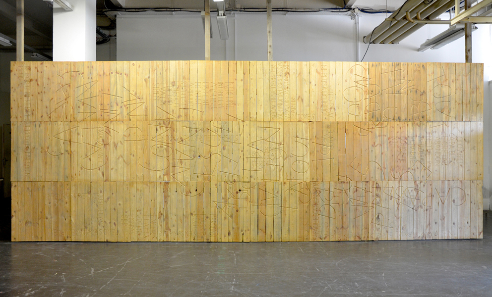 Ça va ça va, Installation, Palettes de transport gravées, bois gravé, vue dans l'exposition Here We Are, Polarium, décembre 2012, Fabrique Pola, Photo Emmanuel Aragon, 2014