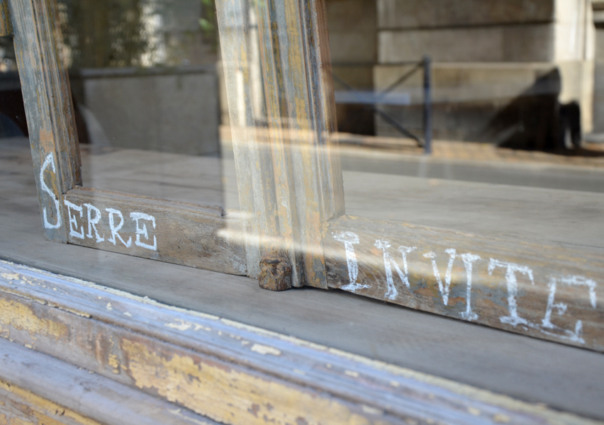 Desaffleurement, installation, craie sur battants de fenêtre, indice pour pièce unique #5 à rezdechaussée, Bordeaux. photographie et installation : Emmanuel Aragon, 2013