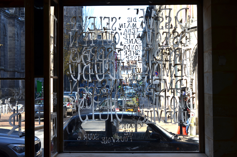 Frôle, installation in situ, blanc de Meudon sur vitrine, exposition pièce unique à rezdechaussée, Bordeaux, Emmanuel Aragon, 2013, Photographie Emmanuel Aragon