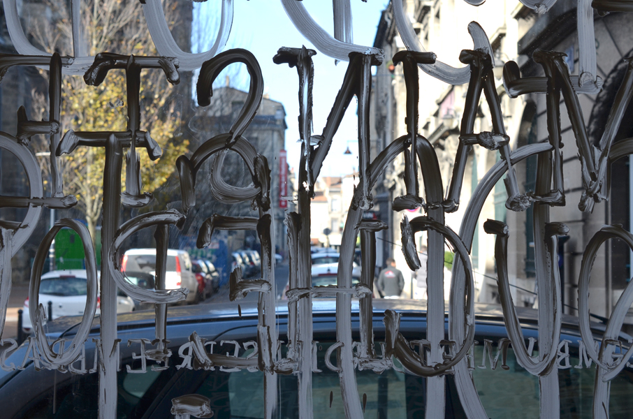 Frôle, installation in situ, blanc de Meudon sur vitrine, exposition pièce unique à rezdechaussée, Bordeaux, Emmanuel Aragon, 2013, Photographie Emmanuel Aragon