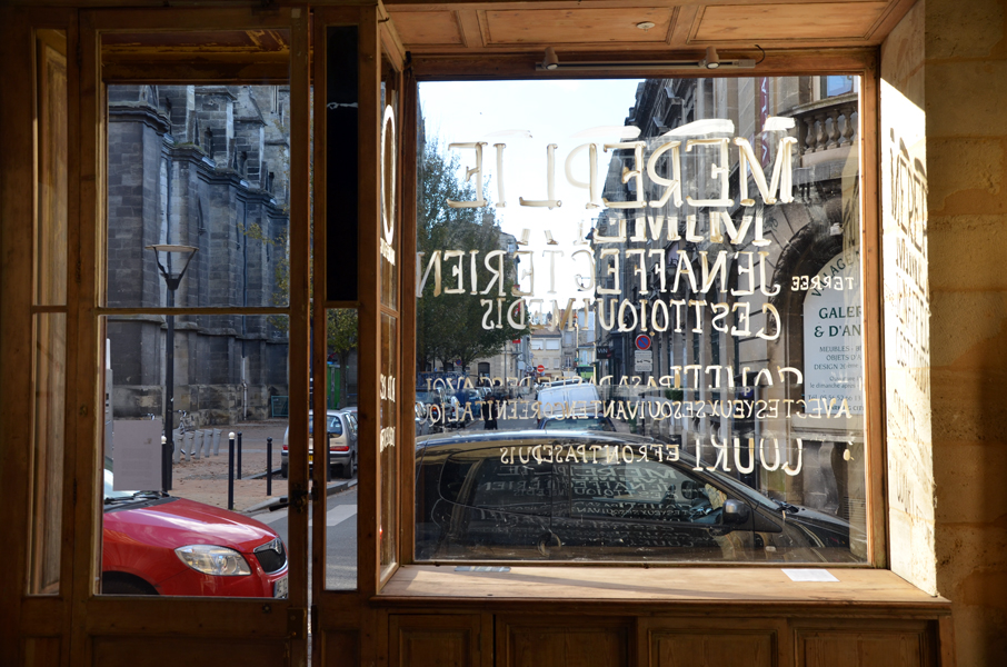 Frôle, installation in situ, blanc de Meudon sur vitrine, exposition pièce unique à rezdechaussée, Bordeaux, Emmanuel Aragon, 2013, Photographie Christine Peyrissac