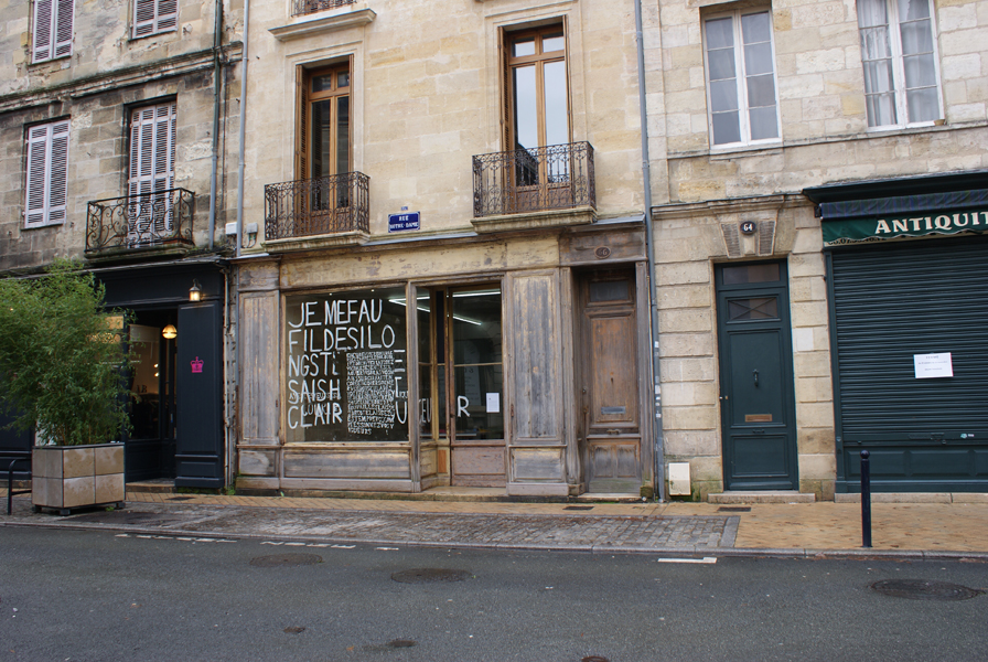 Frôle, installation in situ, blanc de Meudon sur vitrine, exposition pièce unique à rezdechaussée, Bordeaux, Emmanuel Aragon, 2013, Photographie Christine Peyrissac