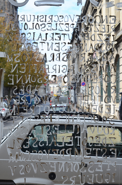 Frôle, installation in situ, blanc de Meudon sur vitrine, exposition pièce unique à rezdechaussée, Bordeaux, Emmanuel Aragon, 2013, Photographie Emmanuel Aragon