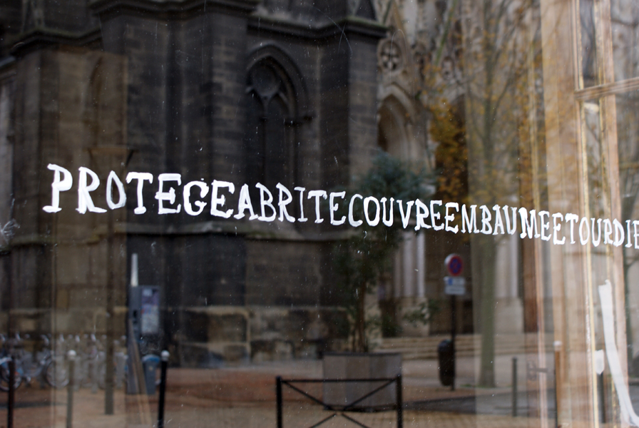 Frôle, installation in situ, blanc de Meudon sur vitrine, exposition pièce unique à rezdechaussée, Bordeaux, Emmanuel Aragon, 2013, Photographie Christine Peyrissac