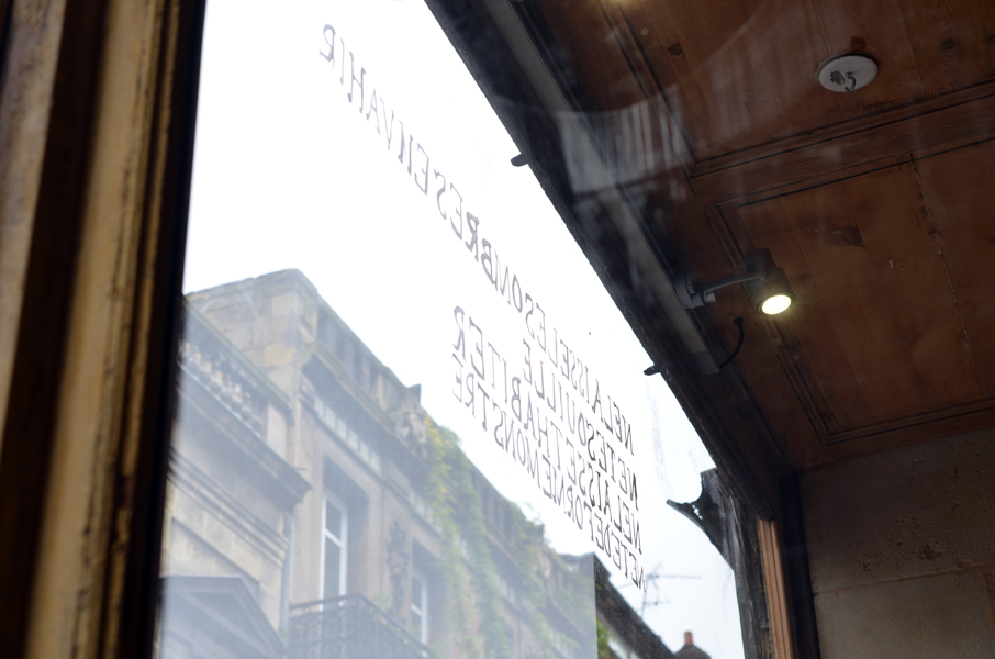 Frôle, installation in situ, blanc de Meudon sur vitrine, exposition pièce unique à rezdechaussée, Bordeaux, Emmanuel Aragon, 2013, Photographie Emmanuel Aragon