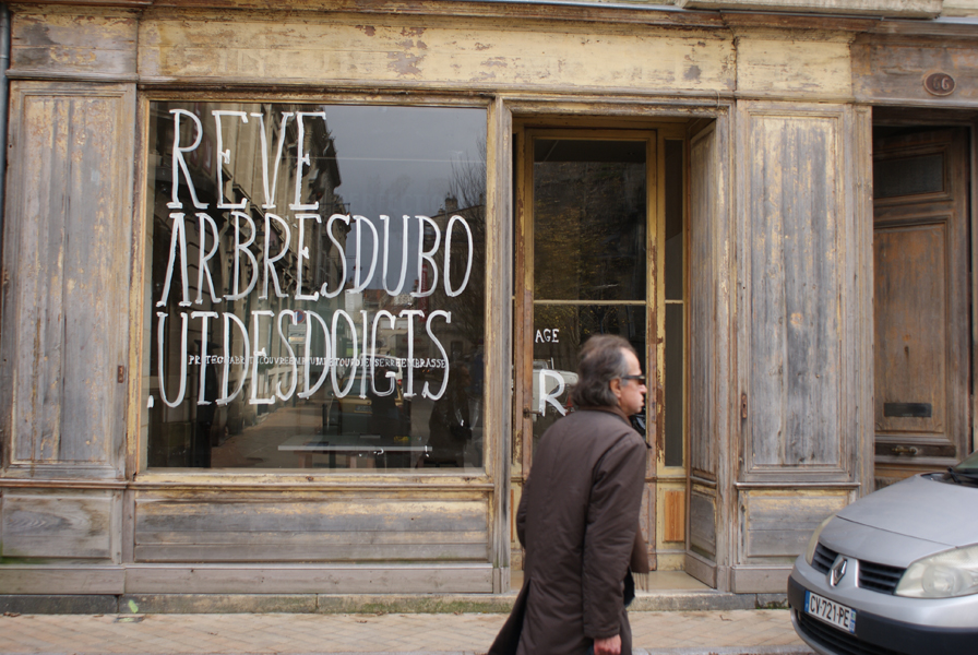 Frôle, installation in situ, blanc de Meudon sur vitrine, exposition pièce unique à rezdechaussée, Bordeaux, Emmanuel Aragon, 2013, Photographie Christine Peyrissac