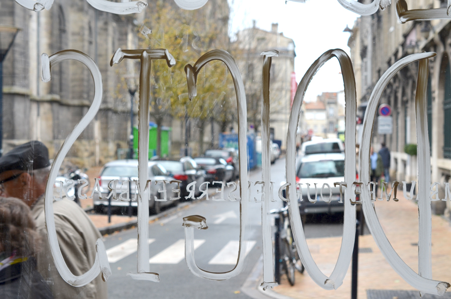 Frôle, installation in situ, blanc de Meudon sur vitrine, exposition pièce unique à rezdechaussée, Bordeaux, Emmanuel Aragon, 2013, Photographie Emmanuel Aragon