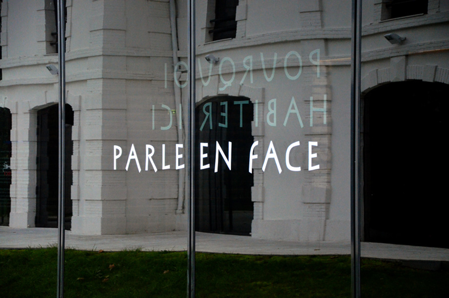 Habite ici, installation in situ, dimensions variables, lettrage adhésif, Rocher de Palmer, Cenon (33), exposition dans le cadre de la 33ème rencontre FNAU, maîtrise d'ouvrage a'urba, Emmanuel Aragon, 2012