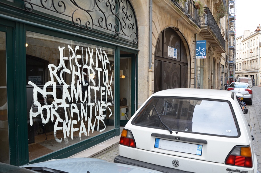 Je peux marcher toute la nuit, installation in situ dans l'espace urbain, blanc de Meudon sur vitrine, exposition Ecrissures, Bordeaux, 51 et 58 rue Bouquière, 2012, Emmanuel ARAGON