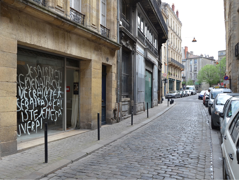 Je sais pleurer, installation in situ dans l'espace urbain, blanc de Meudon sur vitrine, exposition Ecrissures, Bordeaux, 51 et 58 rue Bouquière, 2012, Emmanuel ARAGON