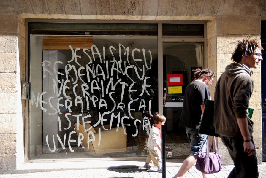 Je sais pleurer, installation in situ dans l'espace urbain, blanc de Meudon sur vitrine, exposition Ecrissures, Bordeaux, 51 et 58 rue Bouquière, 2012, Emmanuel ARAGON - photographie Denis Thomas - AdensI