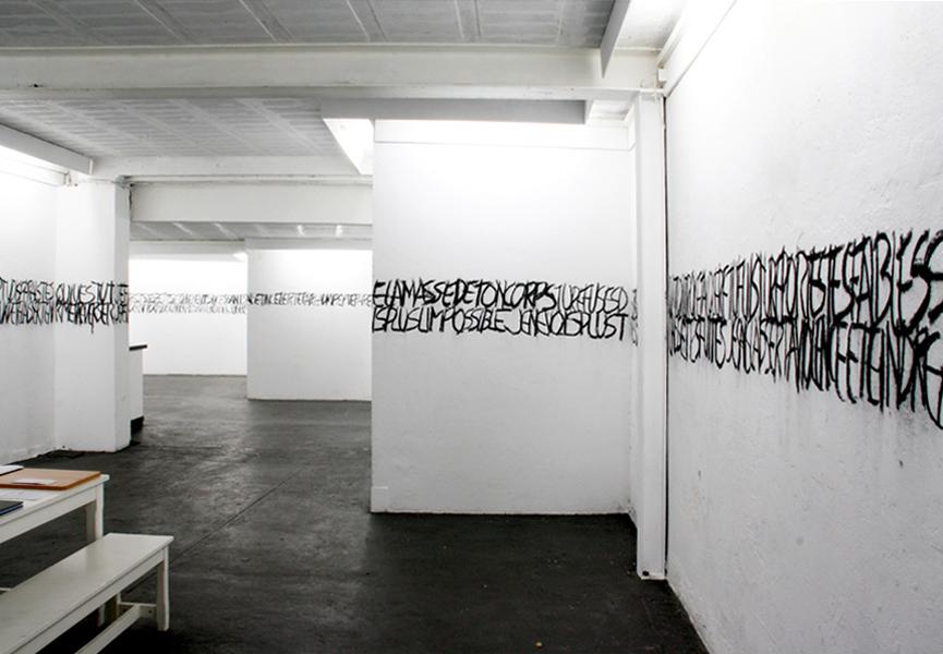 Précipite-toi, installation in situ, dessin mural, charbon sur mur, 0,5 x 61 m , exposition personnelle à l'espace29, Bordeaux, 2010, Emmanuel ARAGON