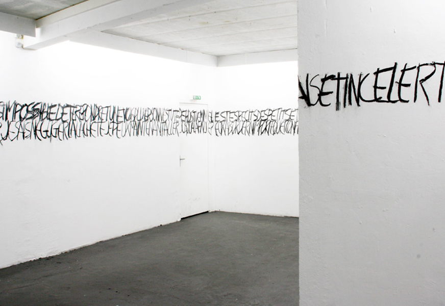 Précipite-toi, installation in situ, dessin mural, charbon sur mur, 0,5 x 61 m , exposition personnelle à l'espace29, Bordeaux, 2010, Emmanuel ARAGON