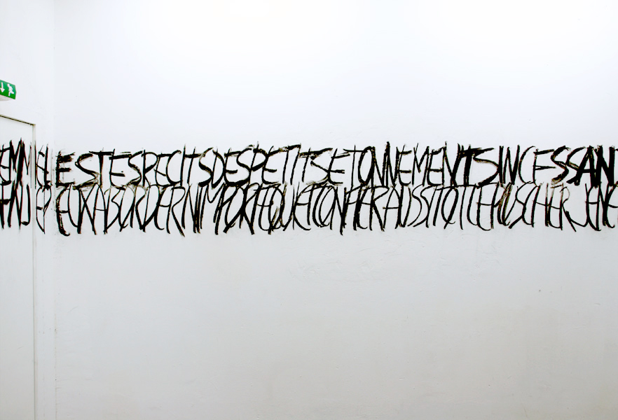 Précipite-toi, installation in situ, dessin mural, charbon sur mur, 0,5 x 61 m , exposition personnelle à l'espace29, Bordeaux, 2010, Emmanuel ARAGON