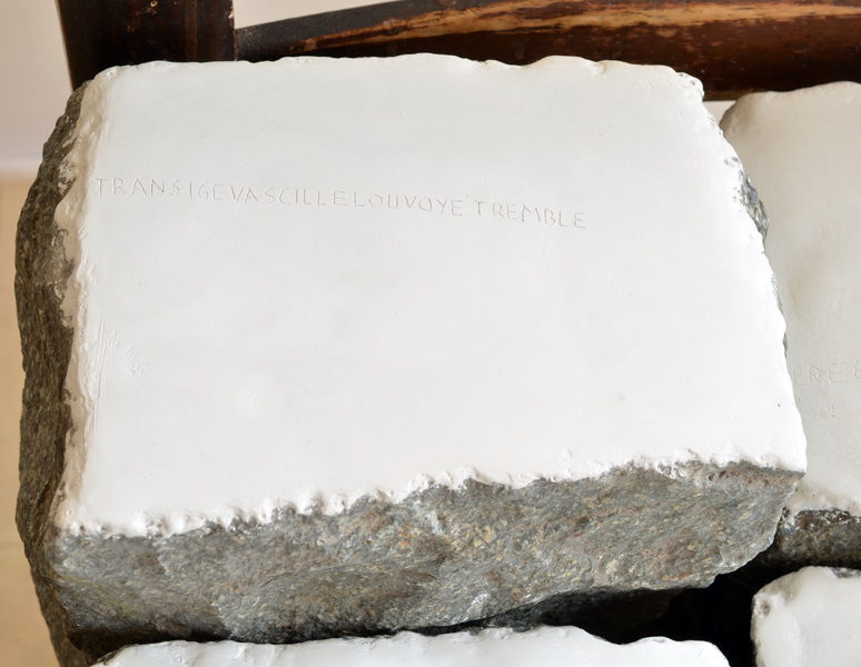 Emmanuel ARAGON, Installation, protège, gravure sur caséine et marbre sur pavé granit, chaise ancienne, 2016