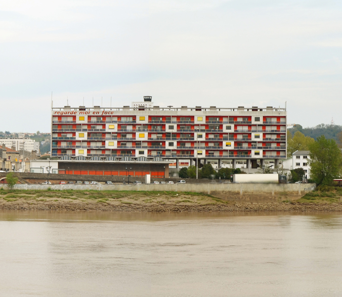 Regarde-moi en face, installation, texte sur Caserne des pompiers de La Benauge, Bordeaux. demandes d'autorisations en cours. Emmanuel ARAGON, 2012