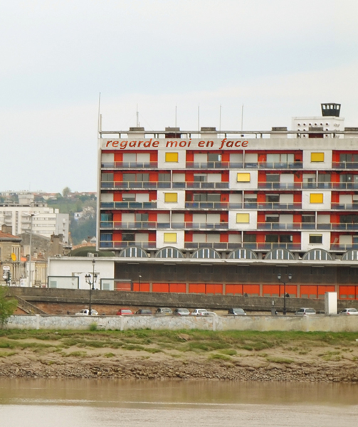 Regarde-moi en face, installation, texte sur Caserne des pompiers de La Benauge, Bordeaux. demandes d'autorisations en cours. Emmanuel ARAGON, 2012