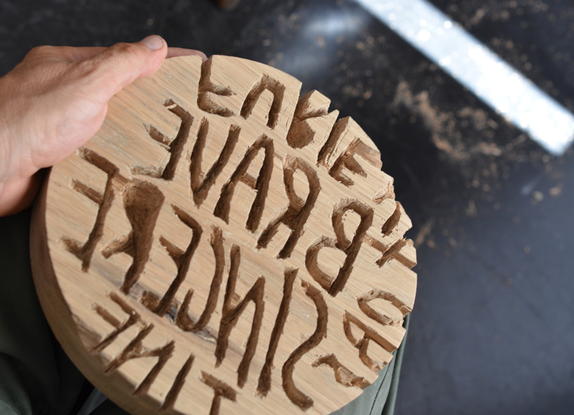 Sincère, tabouret, chêne gravé, projet V.I.C. Very important chair dirigé par Alexandru Popovici, Emmanuel ARAGON, vue d'atelier, Fabrique Pola à Bègles, 2014