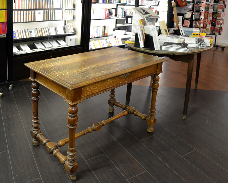 Tends entier à dire ce que tu veux, Emmanuel ARAGON, installation, tables anciennes gravées de textes, vues de l'exposition à la librairie Marbot, festival Expoésie 2013