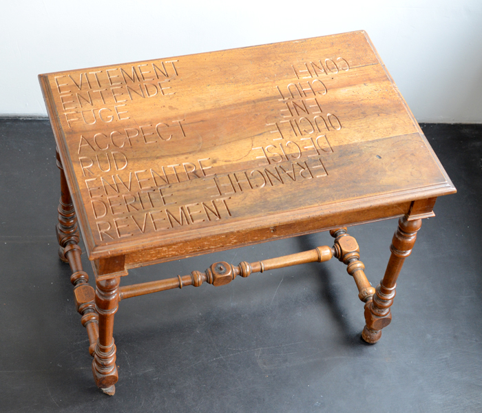 Tends entier à dire ce que tu veux, Emmanuel ARAGON, installation, tables anciennes gravées de textes, vue dans l'atelier, Fabrique POLA, Bègles, 2014