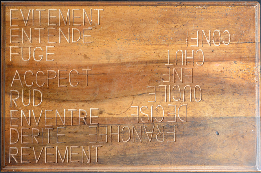 Tends entier à dire ce que tu veux, Emmanuel ARAGON, installation, tables anciennes gravées de textes, vue dans l'atelier, Fabrique POLA, Bègles, 2014