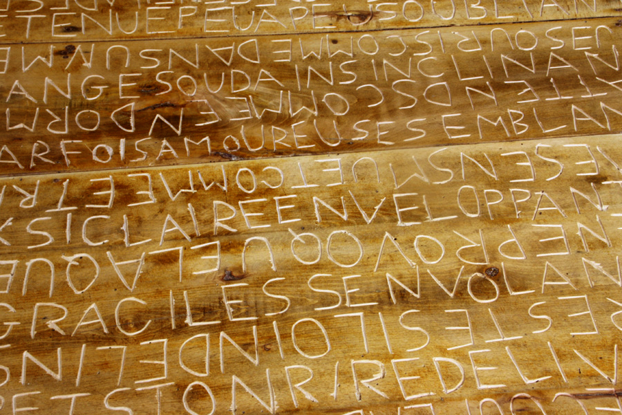 Tes sourires semblant, table gravée de textes, hêtre, installation, 2011, Emmanuel ARAGON, collection particulière, Bordeaux