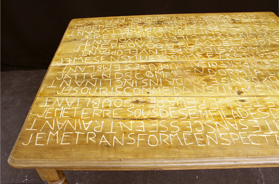 Tes sourires semblant, table gravée de textes, hêtre, installation, 2011, Emmanuel ARAGON, collection particulière, Bordeaux