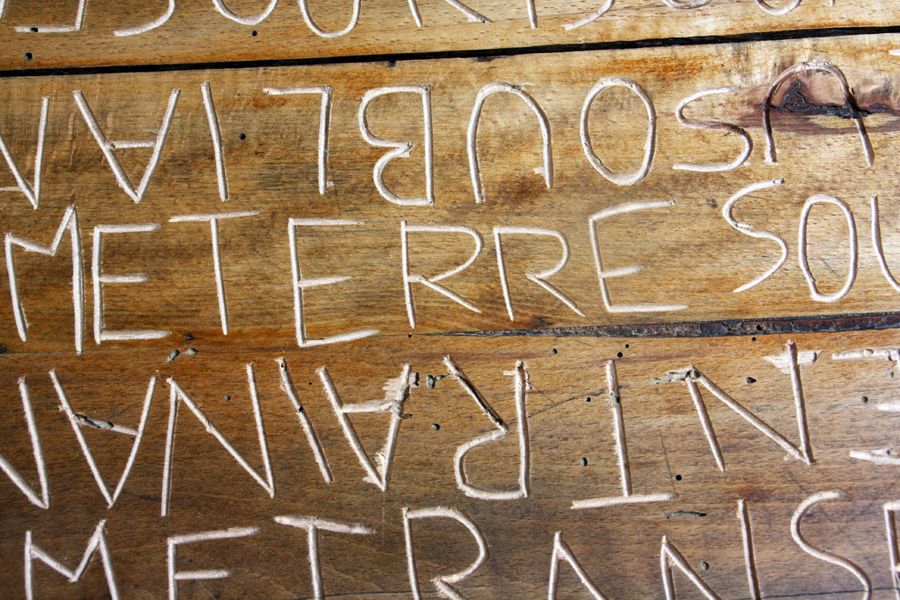 Tes sourires semblant, table gravée de textes, hêtre, installation, 2011, Emmanuel ARAGON, collection particulière, Bordeaux