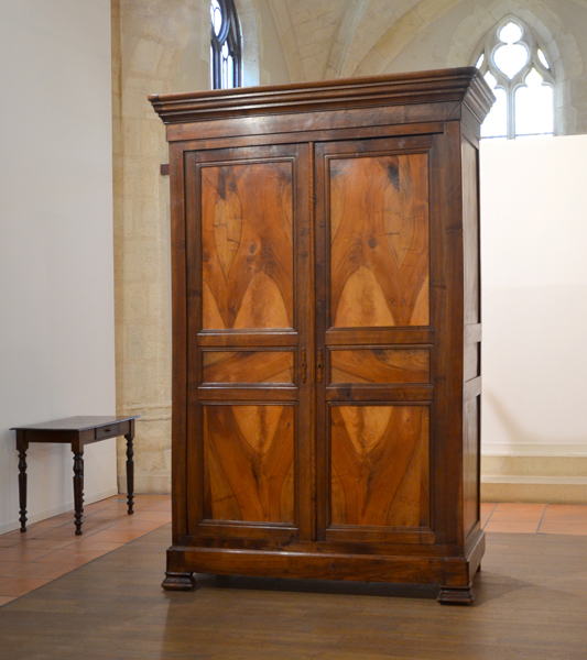 Emmanuel Aragon, Tu parles beaucoup trop, armoire XIXès gravée de textes, installation, vue de l'exposition Kyrielle dans la Vieille église de Mérignac, 2014