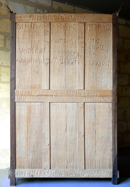 Emmanuel Aragon, tu parles beaucoup trop, installation, armoire ancienne gravée de textes, 2014