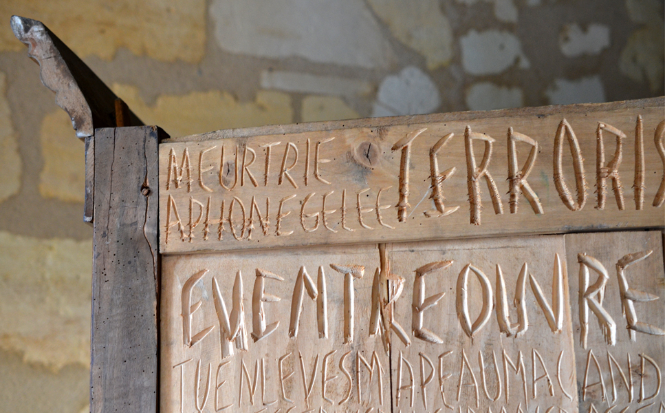 Tu parles beaucoup trop, armoire ancienne gravée de textes, Emmanuel ARAGON, 2014