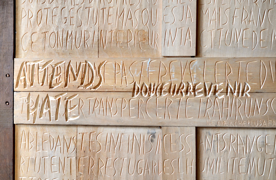 Installation, Emmanuel Aragon, Armoire début XIXès gravée de textes, 2014