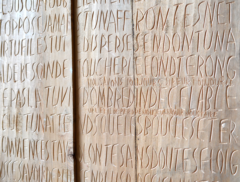 Emmanuel Aragon, installation, Armoire début XIXès gravée de textes, 2014