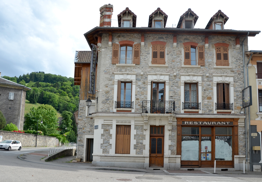 Emmanuel ARAGOn, Attends, Installation in situ (Tu te hâtes / détail), 2015, Allevard - PVPP, villégiature d'art contemporain 13/13