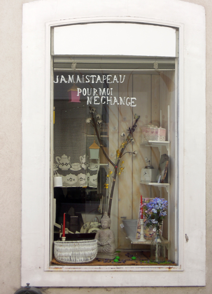 Jamais ta peau (Tu te hâtes, détail), Emmanuel ARAGON, 13/13 Allevard, 2015, installation in situ dans le village, inscriptions au blanc de Meudon