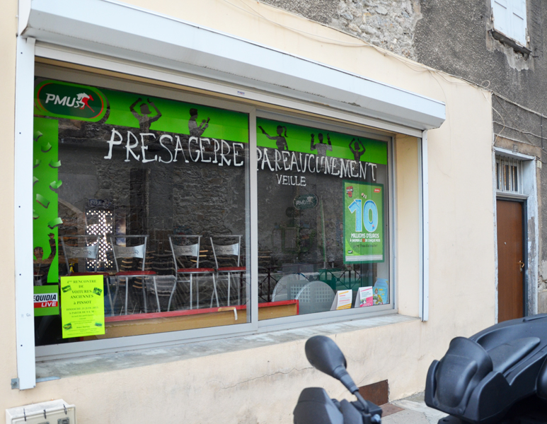 Présage (Tu te hâtes - détail), installation in situ, Emmanuel ARAGON, Blanc de Meudon sur vitrine, PVPP ALlevard, 2015