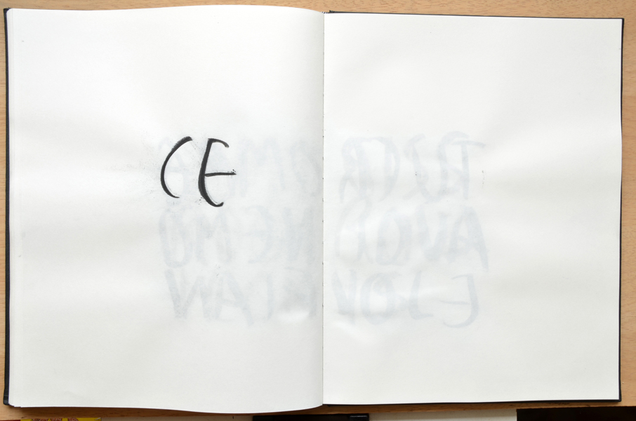 Tu es comme moi tu t'enfuis, charbon sur carnets, étude pour livre d'artiste, inédit, 2011, Emmanuel ARAGON