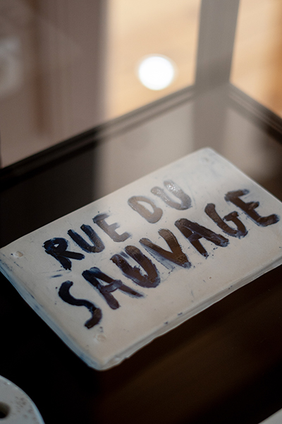 Peuples, plaque en porcelaine et bleu de cobalt, Emmanuel Aragon, vue de l'exposition Secrets au Musée - Arts et figures des Pyrénées centrales, Saint-Gaudens, Photographie Victor Charrier, 2025
